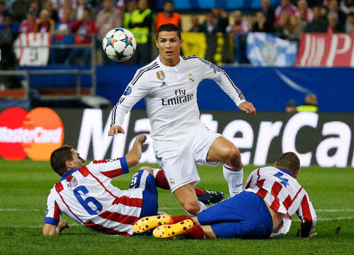 Ronaldo rất có duyên phá lưới Atletico Madrid Ảnh: REUTERS