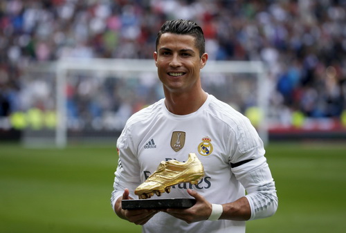 Ronaldo mừng Chiếc giày vàng thứ 4 bằng bàn thắng nhân đôi cách biệt cho Real