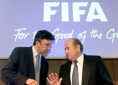Nguyên Tổng thư ký Zen Ruffinen chống Blatter và bị cách chức năm 2002