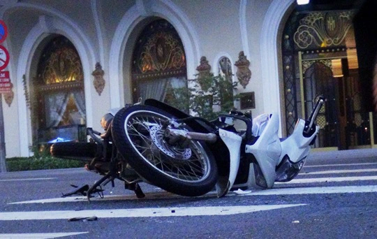 Xe máy của 2 thanh niên hư hỏng sau vụ va chạm với xe tải trên đường Tôn Đức Thắng