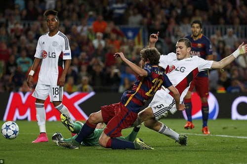 Sergi Roberto gỡ hòa cho Barcelona khi trận đấu chỉ còn 10 phút