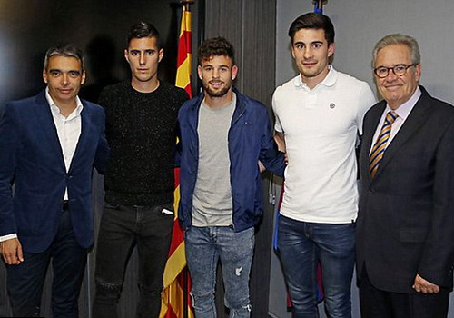 Sergi Guardiola (thứ 2, từ trái sang) tại lễ ký hợp đồng với Barcelona