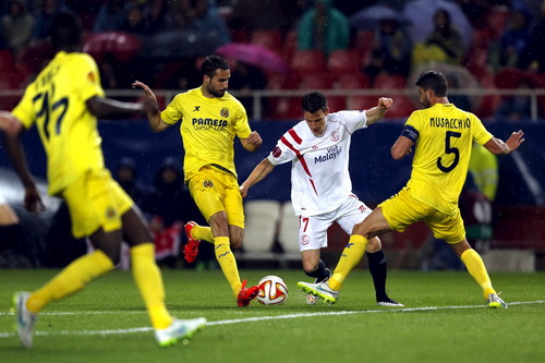 Kevin Gameiro (giữa) là chân sút quan trọng nhất của Sevilla