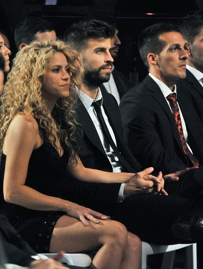 Shakira tay trong tay với Pique tại một sự kiện của LĐBĐ xứ Catalan