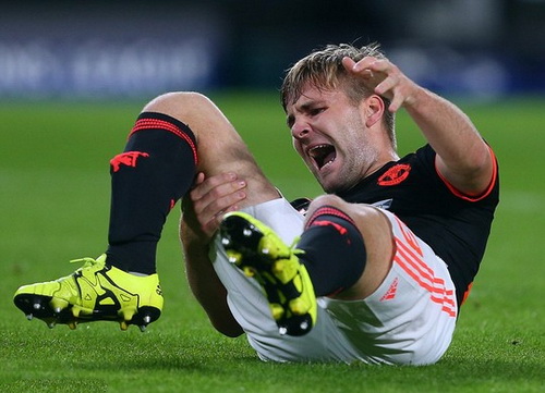 Luke Shaw đau đớn với ống chân phải bị gãy đôi