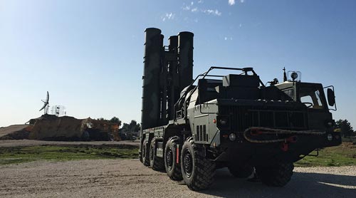 Hệ thống tên lửa phòng không S-400 của Nga tại căn cứ không quân Hmeymim ở Syria Ảnh: Sputnik