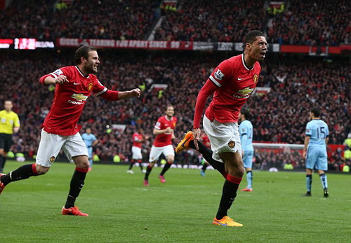 Chris Smalling ghi bàn trong chiến thắng 4-2 của M.U ở trận derby tháng 4-2015