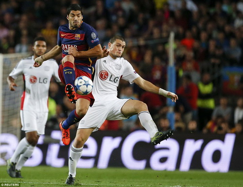 Luis Suarez làm cầu trường Nou Camp bùng nổ với pha ghi bàn phút 82