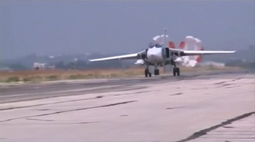
Chiến đấu cơ Su-24 của Nga hạ cánh xuống căn cứ không quân Heymim ở Syria hôm 5-10

Ảnh: REUTERS
