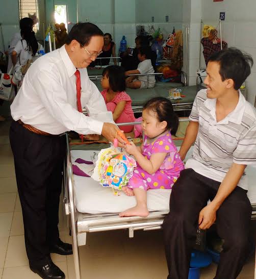 
Ông Tạ Long Hỷ, Phó Tổng Giám đốc Thường trực kiêm Giám đốc Vinasun Taxi, trao quà Trung thu cho các bệnh nhi có hoàn cảnh khó khăn
