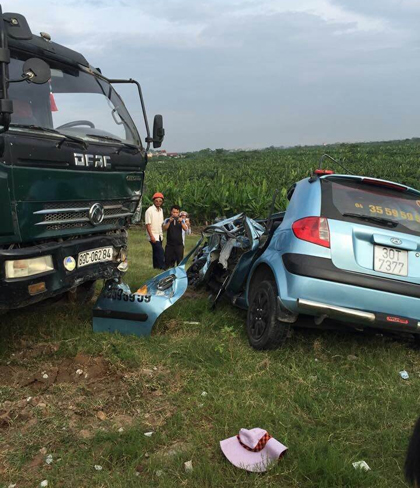 Hiện trường vụ tai nạn 2 xe tải và xe taxi tông nhau văng xuống vệ đê khiến 5 người thương vong - Ảnh: Otofun