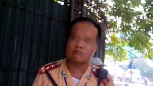 
Đại úy CSGT Vũ Việt Đức, người xuất hiện trong clip trên mạng xã hội - Ảnh cắt từ clip
