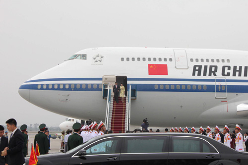 
Tổng Bí thư, Chủ tịch Trung Quốc Tập Cận Bình và Phu nhân Bành Lệ Viện tới sân bay quốc tế Nội Bài
