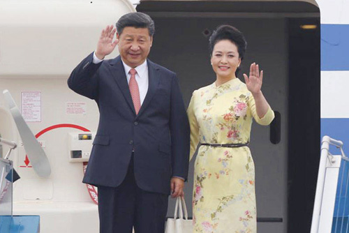 Tổng Bí thư, Chủ tịch Trung Quốc Tập Cận Bình và Phu nhân Bành Lệ Viện khi vừa tới sân bay Nội Bài