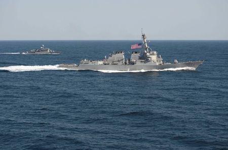 
Tàu USS Lassen (DDG 82) (phải) và tàu ROKS Sokcho (PCC 778) của Mỹ trong cuộc tập trận Foal Eagle 2015. Ảnh: Reuters
