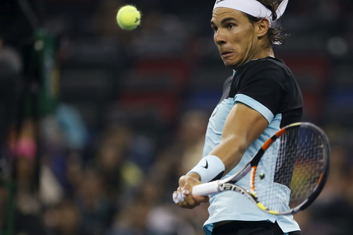 Nadal chật vật tìm cách hóa giải những cú giao bóng búa bổ của Karlovic