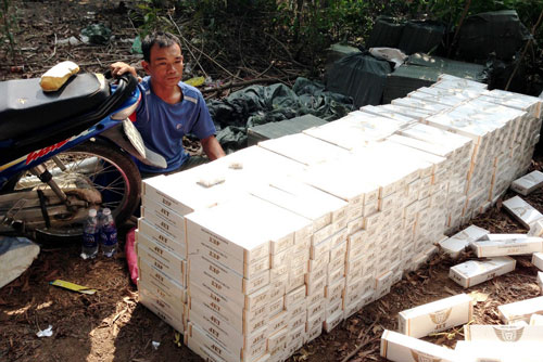 
Một đối tượng buôn thuốc lá lậu bị bắt giữ Ảnh: Lê Phong
