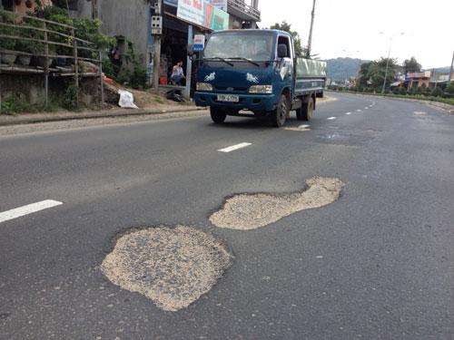 Một điểm có nhiều “ổ gà” trên Quốc lộ 1 tại thị trấn Chí Thạnh, huyện Tuy An, tỉnh Phú Yên Ảnh: Hồng Ánh