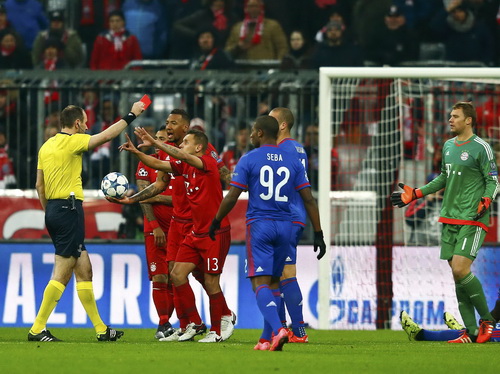 Thẻ đỏ của Bastuber không ngăn Bayern tiến thẳng đến chiến thắng