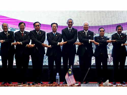 Các nhà lãnh đạo ASEAN cùng Tổng thống Mỹ Barack Obama tại Hội nghị Thượng đỉnh ASEAN ở Malaysia hồi tháng 11-2015 Ảnh: REUTERS