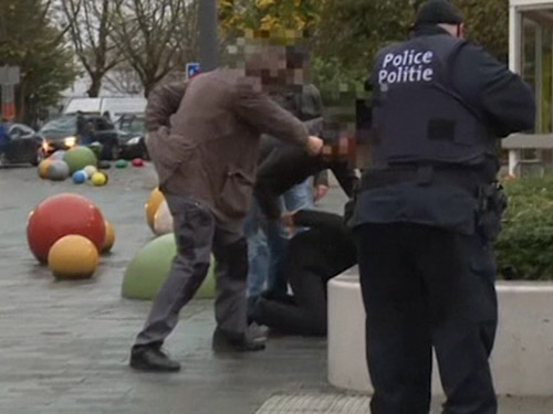 
Một người nghi liên quan đến các vụ tấn công khủng bố ở thủ đô Paris - Pháp

bị bắt giữ tại Bỉ hôm 14-11 Ảnh: RTL Belgium
