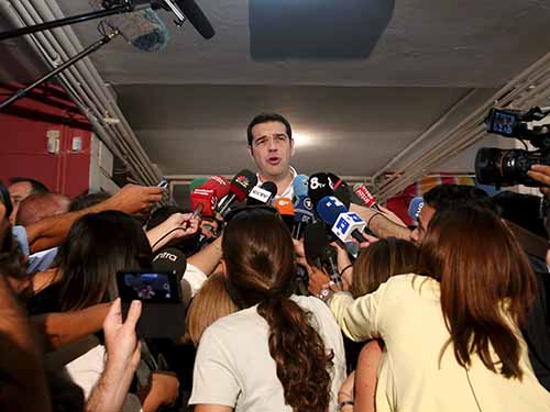 
Ông Alexis Tsipras trong vòng vây giới truyền thông sau khi bỏ phiếu ở Athens hôm 20-9

Ảnh: REUTERS
