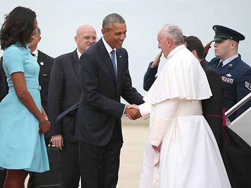 
Tổng thống Mỹ Barack Obama đón Giáo hoàng tại sân bay căn cứ không quân Andrews hôm 22-9 Ảnh: AP
