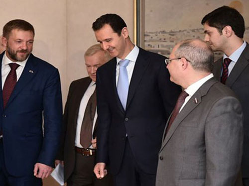 Tổng thống Syria Bashar al-Assad (giữa ) tiếp các nghị sĩ Nga hôm 25-10Ảnh: SANA