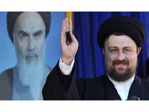 
Ông Hassan Khomeini trước bức ảnh ông nội mình Ảnh: REUTERS
