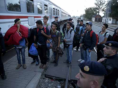 Người di cư xếp hàng lên xe lửa ở Tovarnik- Croatia hôm 22-9 Ảnh: REUTERS