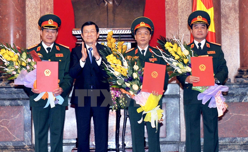 Chủ tịch nước Trương Tấn Sang trao Quyết định thăng cấp hàm cho 3 sĩ quan cấp cao: Bế Xuân Trường, Võ Trọng Việt và Võ Văn Tuấn (từ trái qua) - Ảnh: TTXVN