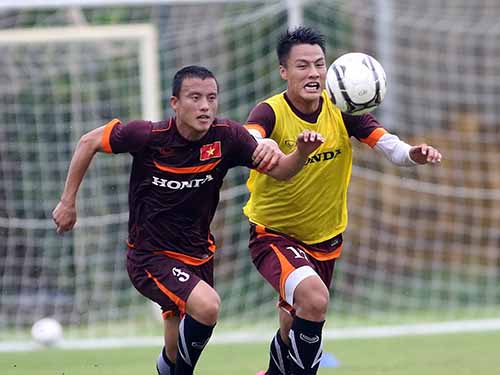 Bóng đá Việt Nam không có nhiều tài năng trẻ nổi trội nên HLV Miura phải gọi nhiều cựu binh lên tuyển như hậu vệ Văn Biển (trái)Ảnh: Hải Anh