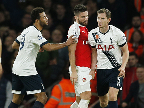 Hình ảnh cho thấy Vertonghen (phải) dùng tiểu xảo với Giroud Ảnh: REUTERS