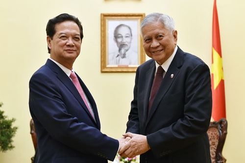 Thủ tướng Nguyễn Tấn Dũng và Bộ trưởng Ngoại giao Philippines Albert del Rosario Ảnh: NHẬT BẮC