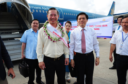 Hành khách thứ 6 triệu Phạm Văn Tài (bìa trái, hàng đầu) đáp xuống sân bay Đà Nẵng sáng 24-11 Ảnh: Phương Nhung