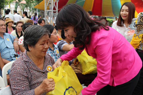 Bà Nguyễn Thị Thu, Chủ tịch LĐLĐ TP HCM, tặng quà cho nữ CNVC-LĐ bị tai nạn lao động