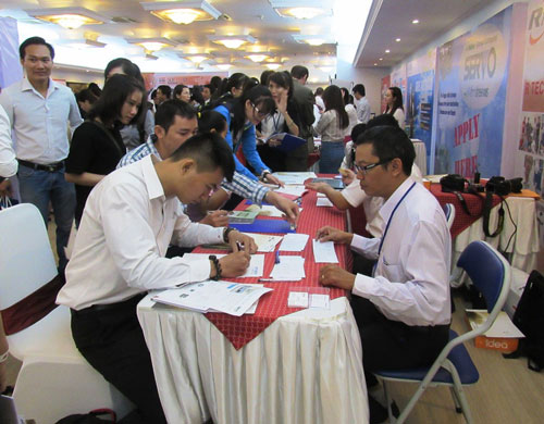 Ứng viên nộp hồ sơ tại ngày hội việc làm tiếng Nhật “Japanworks Job Fair”