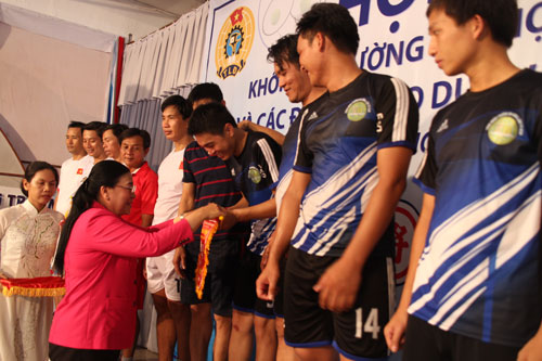 Bà Nguyễn Thị Bích Thủy, Phó Chủ tịch LĐLĐ TP HCM, trao cờ cho các tập thể xuất sắc