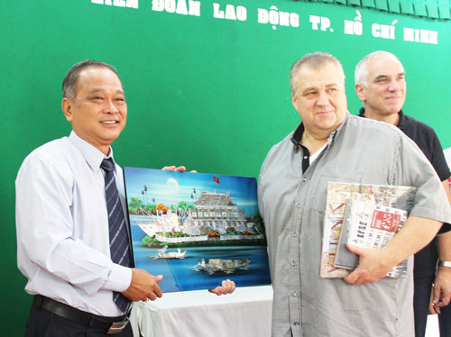 Ông Vương Phước Thiện, Trưởng Ban Tuyên giáo LĐLĐ TP HCM, tặng quà lưu niệm cho đại diện Công đoàn Áo