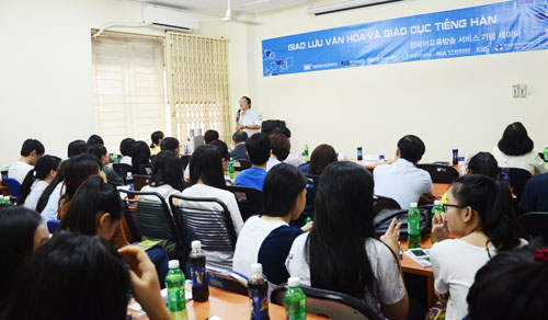 PGS-TS Trịnh Sâm, Giám đốc Trung tâm Hàn Quốc học, giới thiệu “Dự án công nghệ thông tin kết nối mạng”