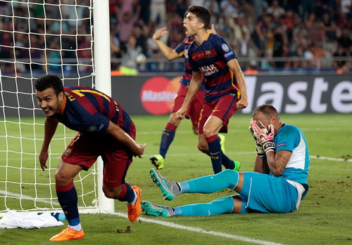 Pedro (trái) muốn tái hồi với Barcelona