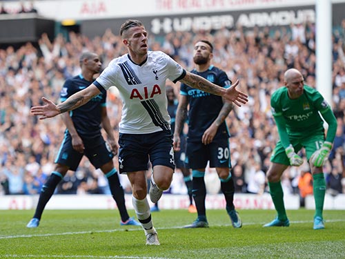 Alderweireld sau pha nâng tỉ số 2-1 cho Tottenham Ảnh: REUTERS