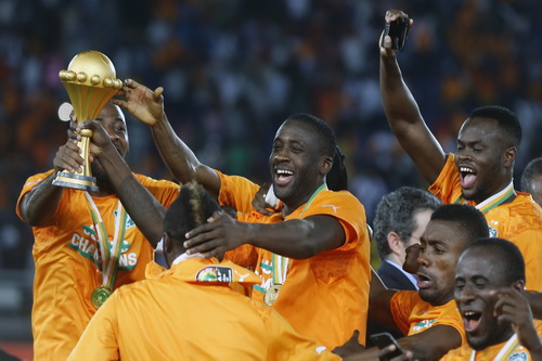 Yaya Toure (trái) và chiếc cúp vô địch CAN 2015