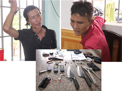 Dương Minh Toàn và Huỳnh Duy Nam với dao bầu, kim tiêm mang theo bị công an tạm giữ sau khi truy bắt tại khu vực phường Trảng Dài ngày 11-9