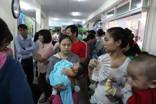Người dân chờ tiêm vắc-xin dịch vụ Pentaxim cho con tại Trung tâm Y tế dự phòng TP HCM sáng 28-12 Ảnh: Hoàng Triều