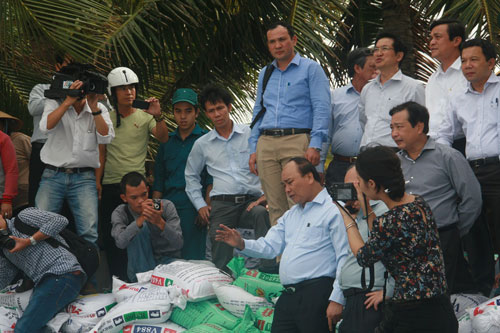 Phó Thủ tướng Chính phủ Nguyễn Xuân Phúc đi kiểm tra thực tế, chỉ đạo khắc phục sạt lở bờ biển Cửa Đại