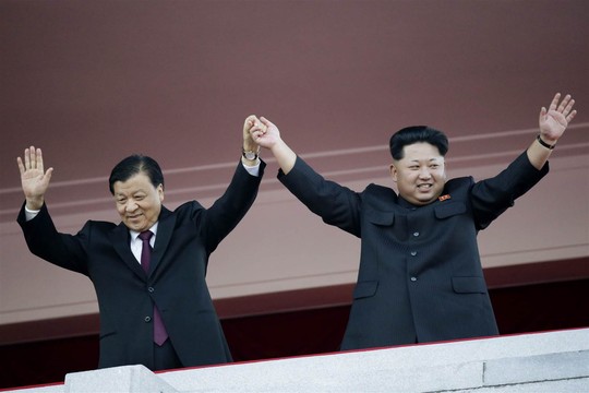 Ông Lưu Vân Sơn (trái) và lãnh đạo Kim Jong un (phải) trong lễ duyệt binh. Ảnh: AP