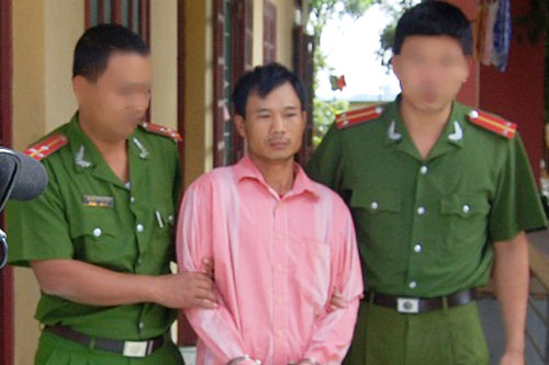 Lực lượng công an bắt giữ Vũ Xuân Hà, nghi can đánh chủ nhà thừa sống thiếu chết