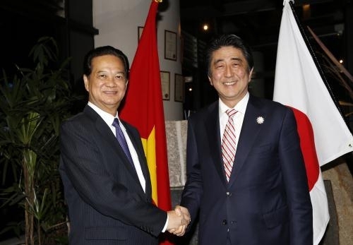 
Thủ tướng Chính phủ Nguyễn Tấn Dũng gặp song phương Thủ tướng Nhật Bản Shinzo Abe bên lề Hội nghị Cấp cao ASEAN lần thứ 27 và các Hội nghị Cấp cao liên quan tại Kuala Lumpur, Malaysia - Ảnh: TTXVN
