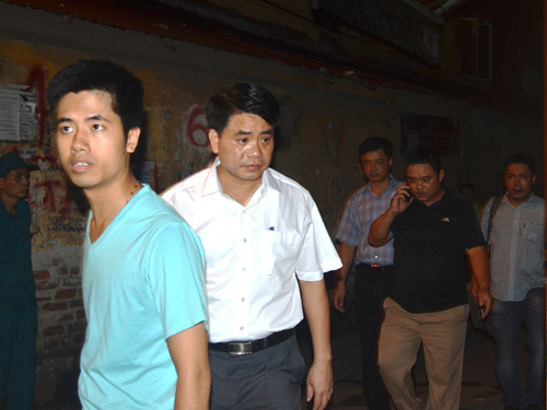 Thiếu tướng Nguyễn Đức Chung (áo trắng), Giám đốc Công an TP Hà Nội, trực tiếp đến hiện trường chỉ đạo công tác khắc phục hậu quả và điều tra